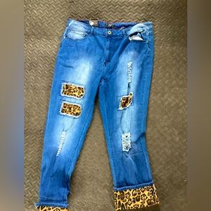 New boutique l&b capri leopard print jeans size 22